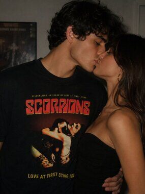 SCORPIONS MENS BAND TSHIRT- (MEDIUM)